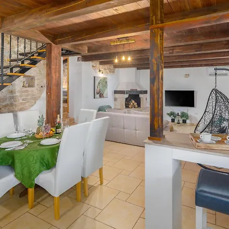 3 Bedroom Lovely In בית נופש Sorici