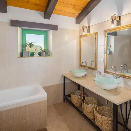 3 Bedroom Lovely In Sorici