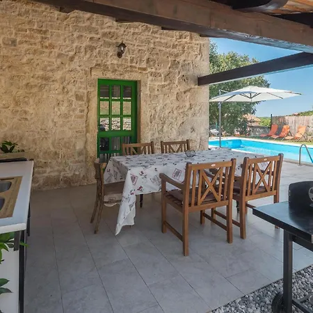 Vakantiehuis 3 Bedroom Lovely In *